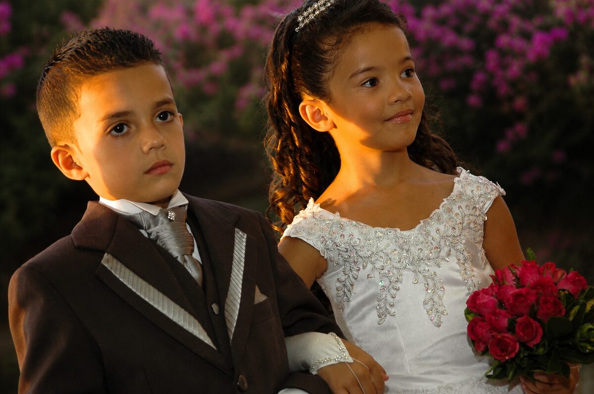 Rayssa e Samuel crianças, vestidos de noivinhos no casamento dos tios Anderson e Vandecleide